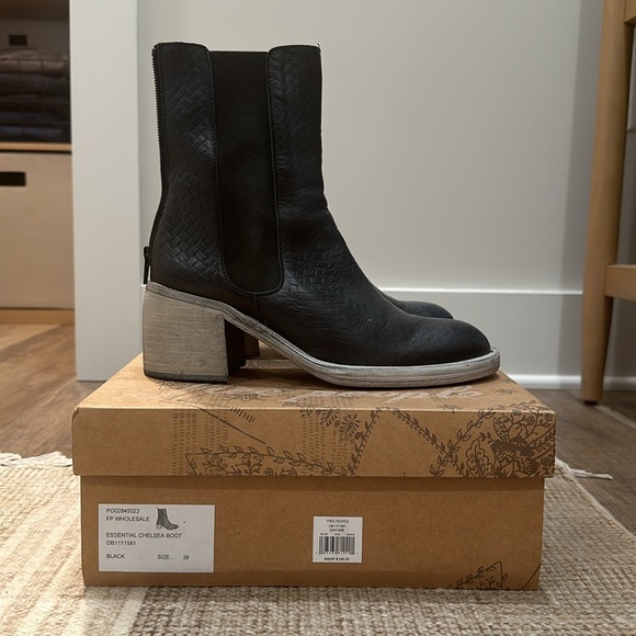 Essential Chelsea Boot - FP - Picture 3 of 5